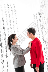 穿中式服装的青年伴侣高清图片