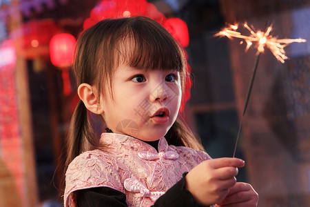 中式生日手拿烟花的可爱小女孩背景