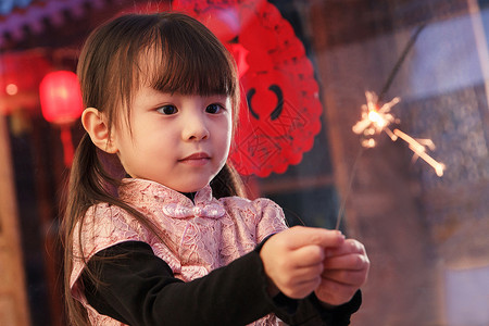 中式生日手拿烟花的可爱小女孩背景