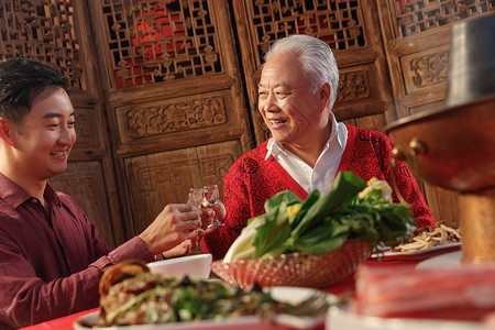 幸福父子吃年夜饭喝酒图片