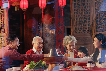 幸福的东方家庭过年吃团圆饭图片