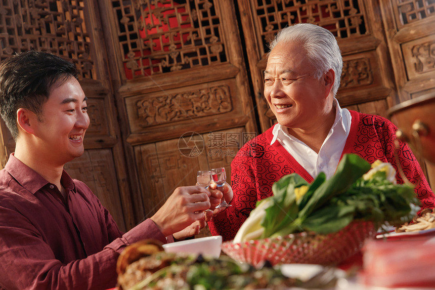 幸福父子吃年夜饭喝酒图片