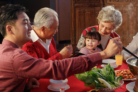 幸福的东方家庭过年聚餐图片