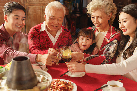 张裕葡萄酒幸福的东方家庭过年举杯庆祝背景