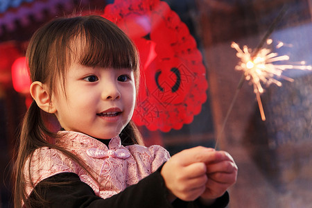 中式生日手拿烟花的可爱小女孩背景