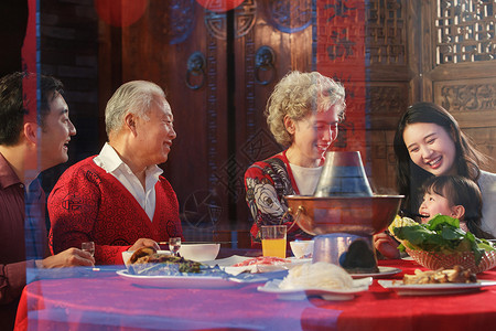 幸福东方家庭过年聚餐图片