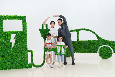 快乐家庭给新能源汽车充电高清图片