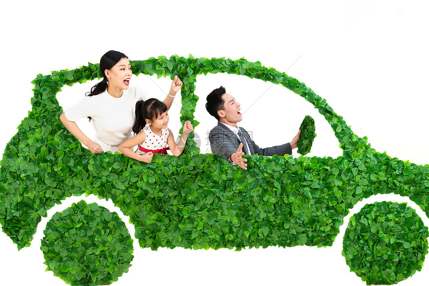 快乐的一家人驾驶绿色环保汽车出行图片