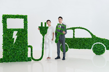 青年夫妇给新能源汽车充电高清图片