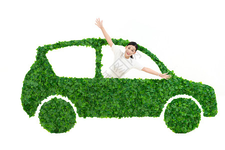 青年商务女士驾驶绿色环保汽车出行图片