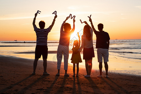 父亲英文在海边度假的快乐家庭背景