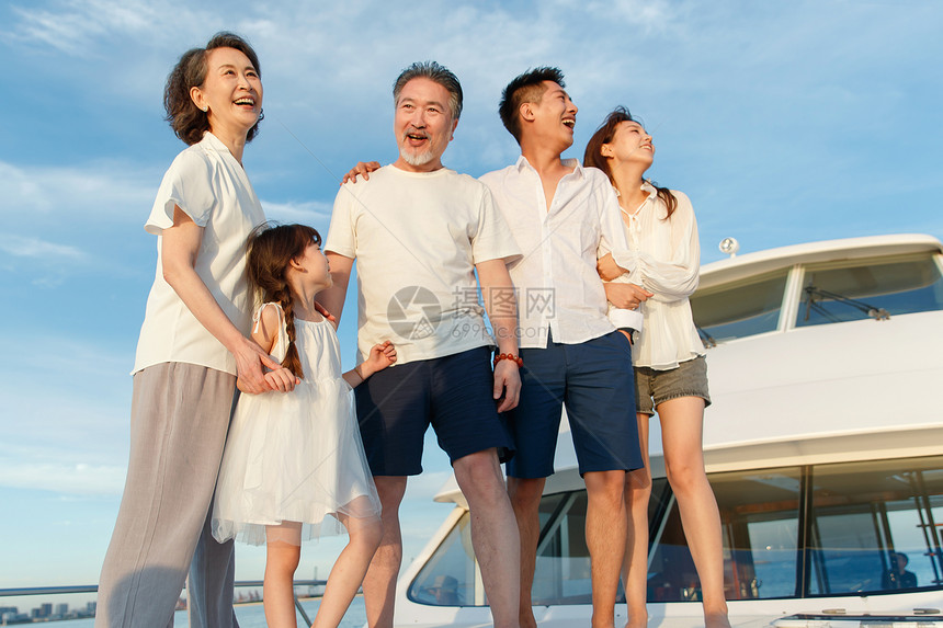 快乐的一家人站在游艇上图片