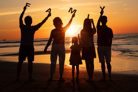 你好夏天英文字体设计在海边度假的快乐家庭背景
