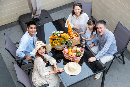 幸福的一家人坐在餐桌旁图片