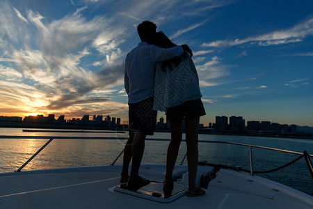 站在巨人的肩膀上浪漫的青年夫妇站在游艇甲板上背景