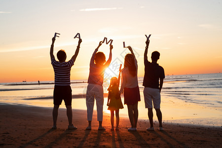 户外字母素材在海边度假的快乐家庭背景