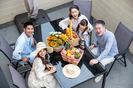 幸福的一家人坐在餐桌旁图片