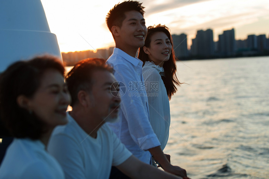 快乐家庭乘坐游艇出海图片