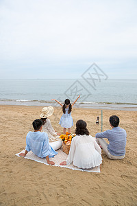 在海边度假的一家人野餐高清图片