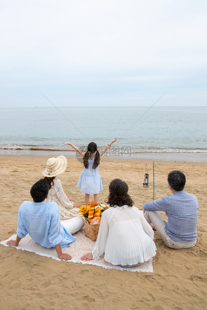 在海边度假的一家人野餐图片