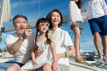 可爱帆船欢乐家庭乘坐游艇出海背景
