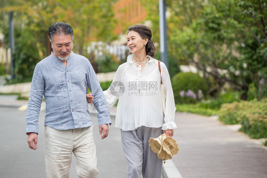 老年夫妇在户外散步图片