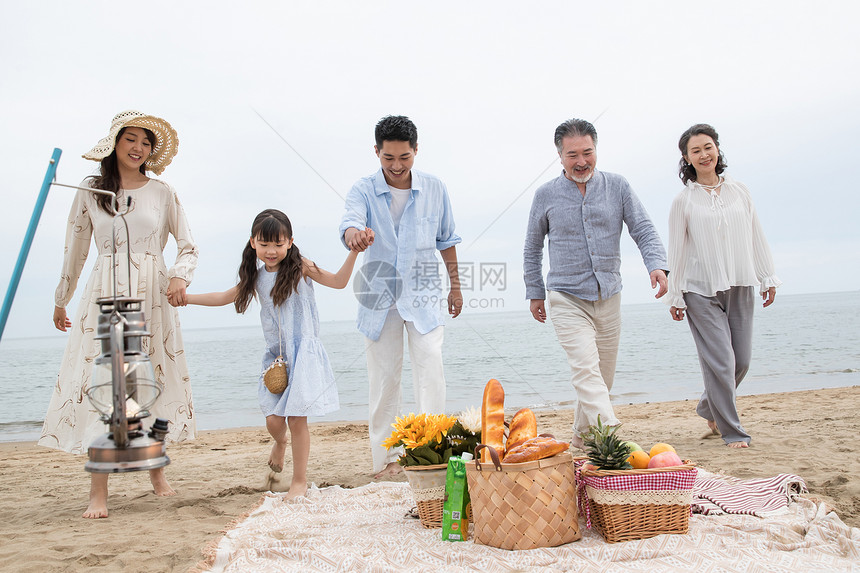 在海边度假的一家人图片