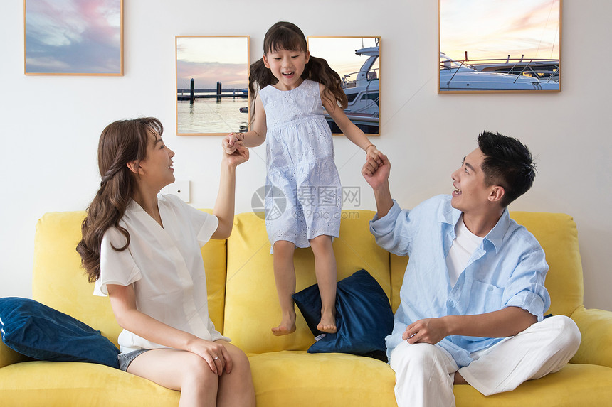 年轻父母和女儿在家玩耍图片