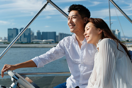 浪漫的青年夫妇驾驶游艇出海高清图片