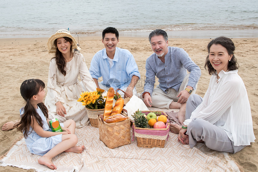 在海边度假的一家人野餐图片