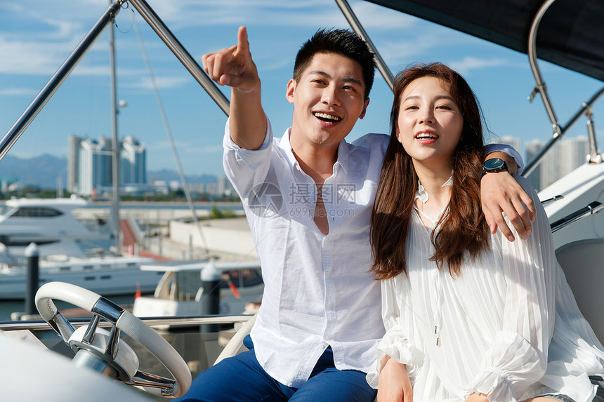 浪漫的青年夫妇乘坐游艇出海图片