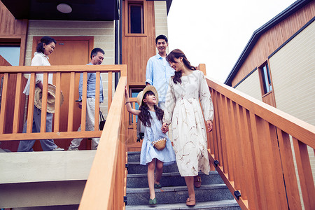 北戴河海滨从楼梯上走下来的快乐家庭背景