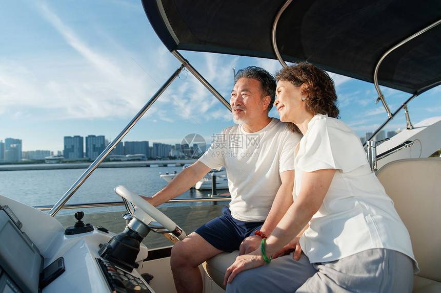 幸福的老年夫妇驾驶游艇出海图片