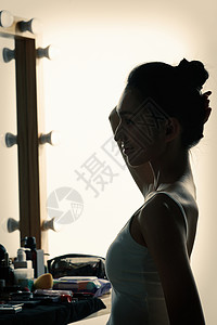 发型剪影年轻女人在化妆间里化妆背景