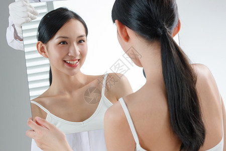 现代美容技术漂亮女人照镜子背景