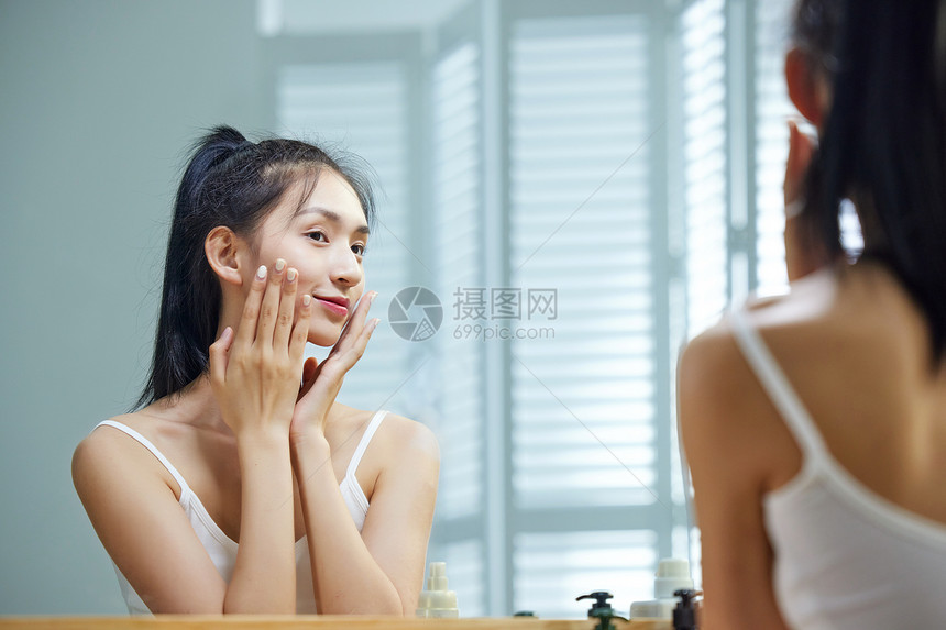 漂亮的年轻女人照镜子图片