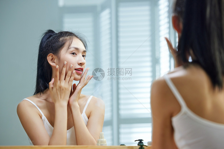 漂亮的年轻女人照镜子图片