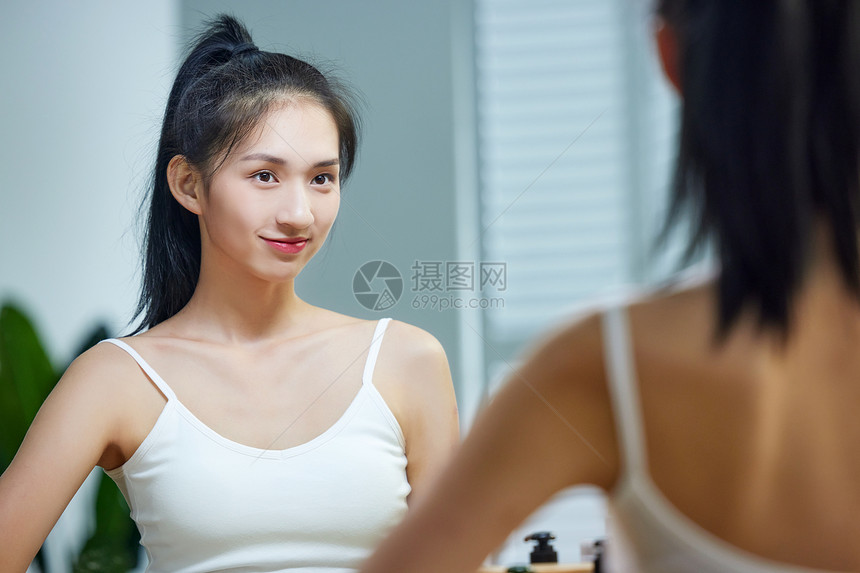 漂亮的年轻女人照镜子图片