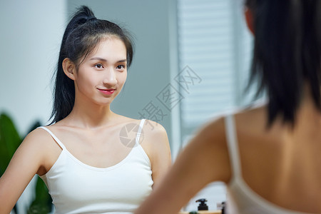 邓紫棋魅力写真漂亮的年轻女人照镜子背景