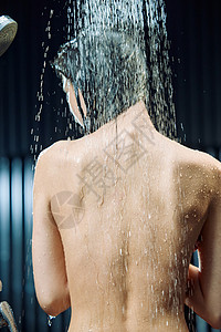 淋浴的年轻女人背部高清图片