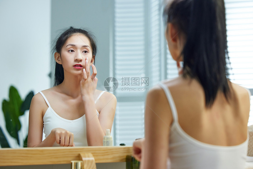 漂亮的年轻女人照镜子图片