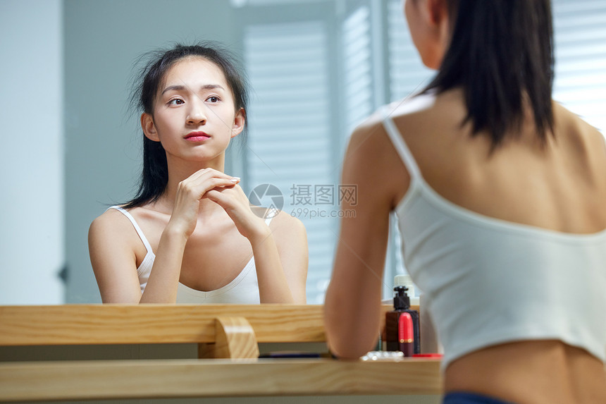 漂亮的年轻女人照镜子图片