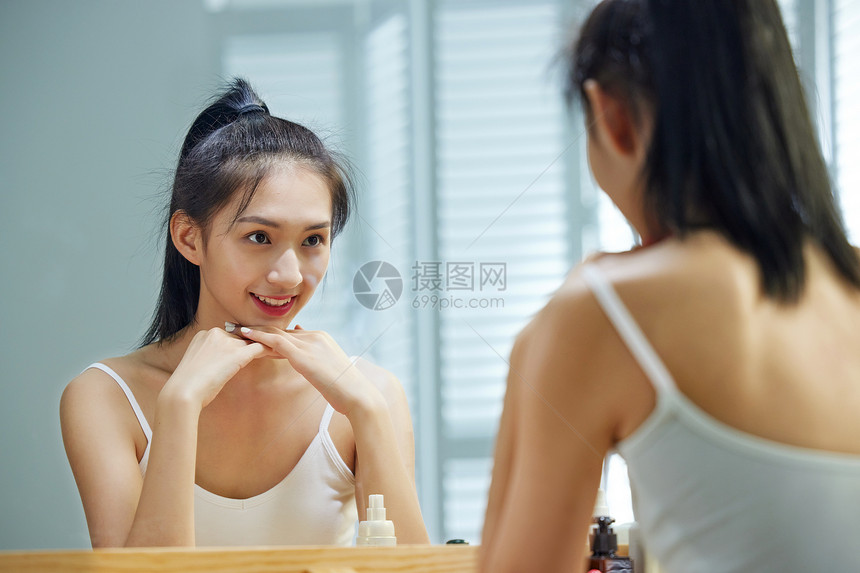 漂亮的年轻女人照镜子图片