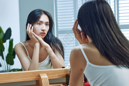 漂亮的年轻女人照镜子图片