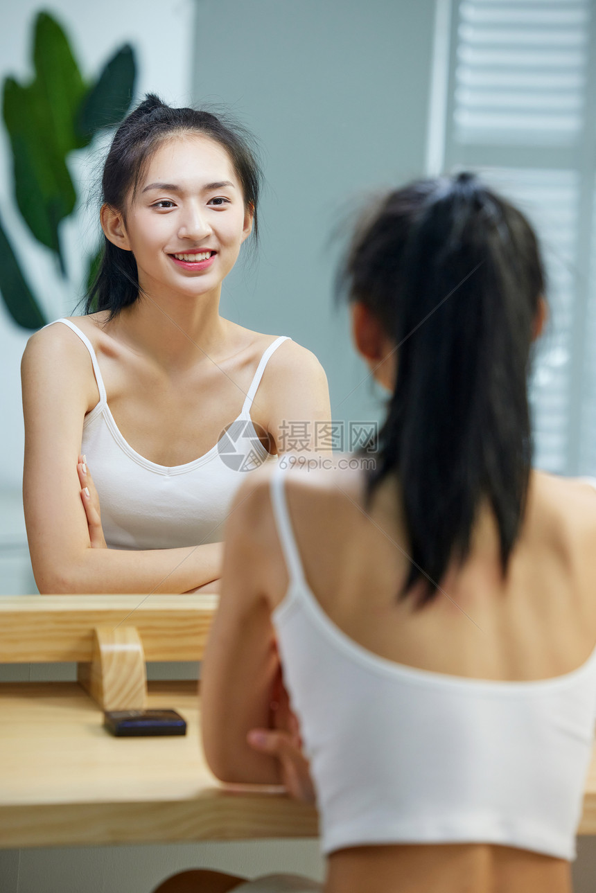 漂亮的年轻女人照镜子图片