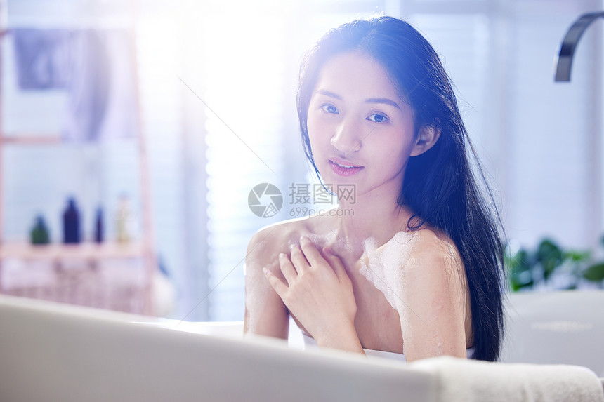 漂亮的年轻女人洗泡泡浴图片