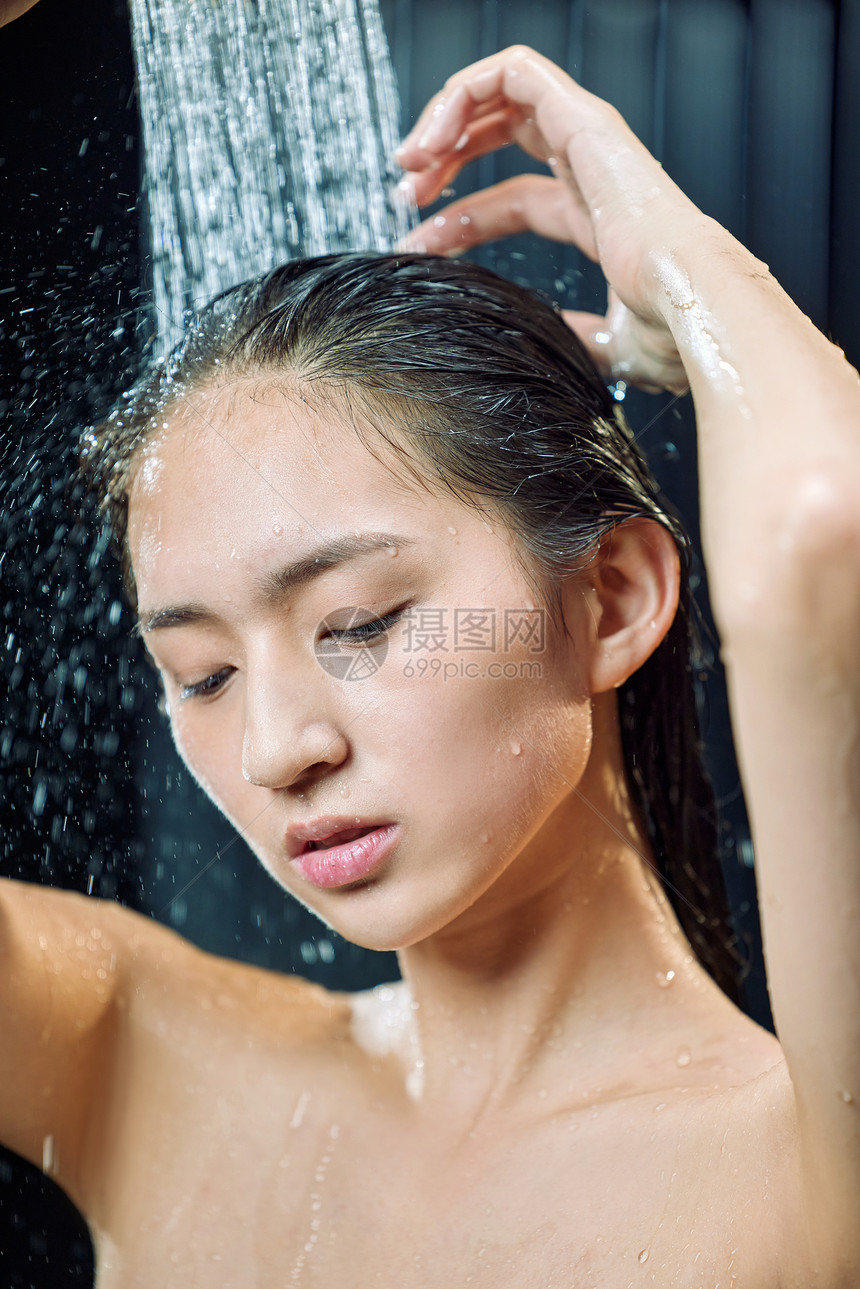 淋浴的年轻女人图片