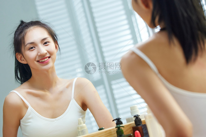 漂亮的年轻女人照镜子图片