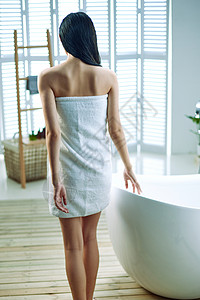 裹着浴巾的青年女人背影图片