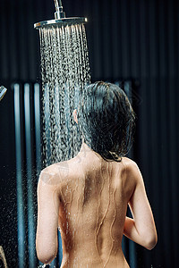 美女花洒淋浴的年轻女人背影背景